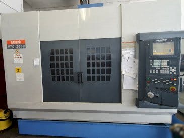 Vooraanzicht  van Mazak VTC-200B  machine