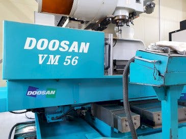 Vooraanzicht  van Doosan VM56  machine