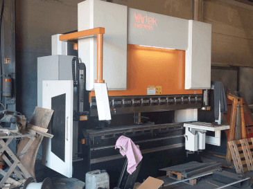 Vooraanzicht  van VARTEK BasicForm 2600 / 135 CNC  machine