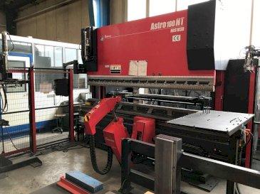 Vooraanzicht  van AMADA Astra 100-NT HDS-1030NTR  machine