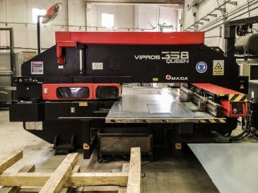 Vooraanzicht  van AMADA Vipros 358 QUEEN machine