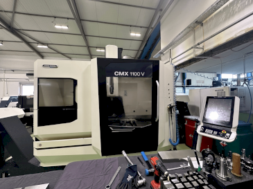 Vooraanzicht  van DMG MORI CMX 1100 V  machine