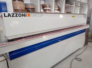 Vooraanzicht  van LAZZONI K400  machine