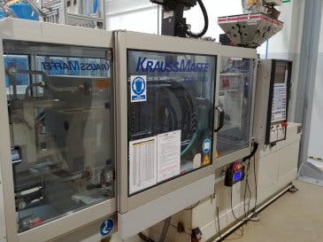 Links zicht  van Krauss Maffei KM 80-220 C  machine