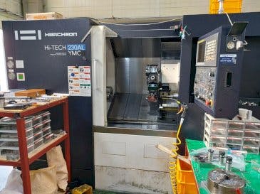 Vooraanzicht  van HWACHEON Hi-TECH 230AL YMC  machine