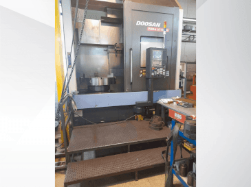 Vooraanzicht  van DOOSAN VT1100M  machine