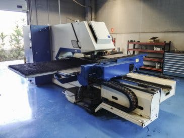 Links zicht  van Trumpf Trumatic 2000 R machine