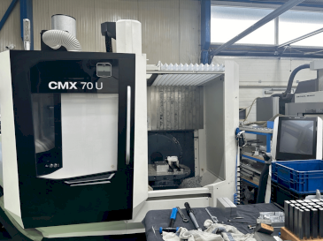 Vooraanzicht  van DMG MORI CMX 70 U  machine