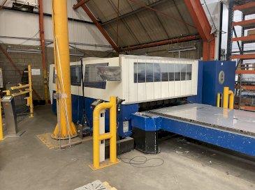 Vooraanzicht  van Trumpf Trumatic L3050 5kW  machine