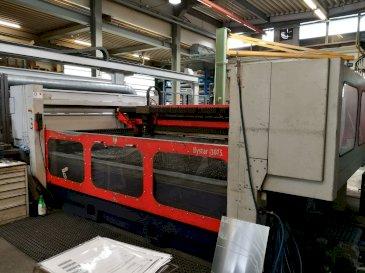 Recht aanzicht  van Bystronic Bystar 3015 machine