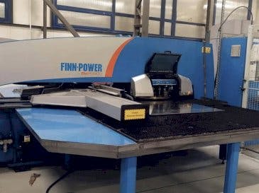 Vooraanzicht  van Finn-Power E5x  machine