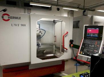 Links zicht  van HERMLE UWF 900 machine