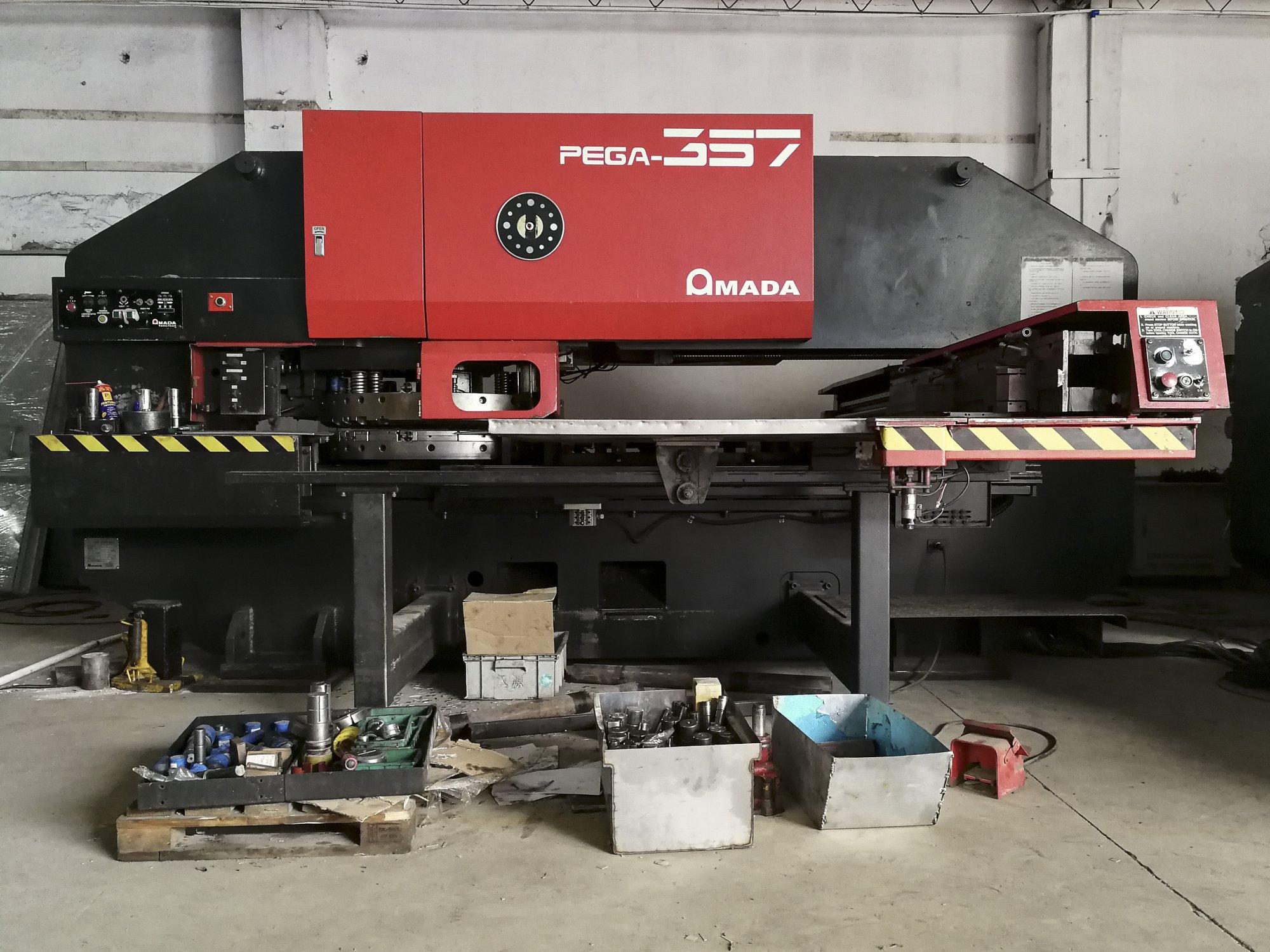 Vooraanzicht  van AMADA PEGA 357 machine