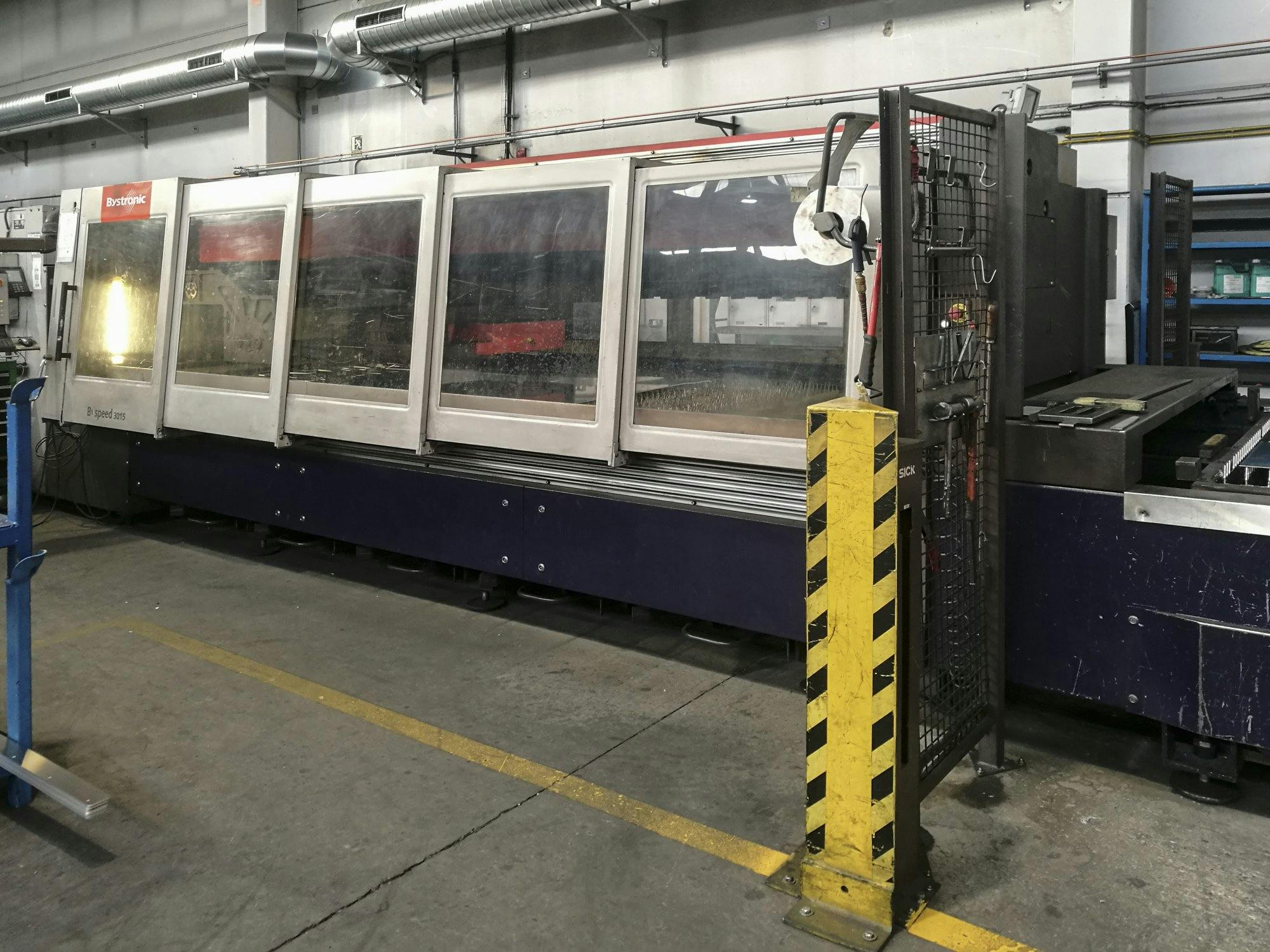 Recht aanzicht  1 van Bystronic Byspeed 3015 machine