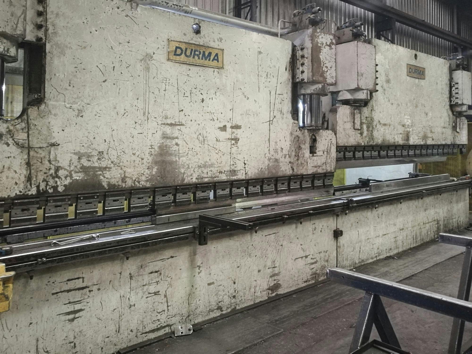 Links zicht  van Durma CNC T HAP 40400 machine