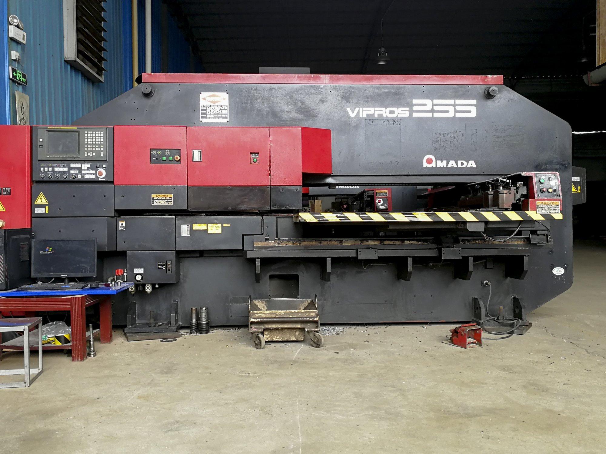 Vooraanzicht  van AMADA Vipros 255 machine