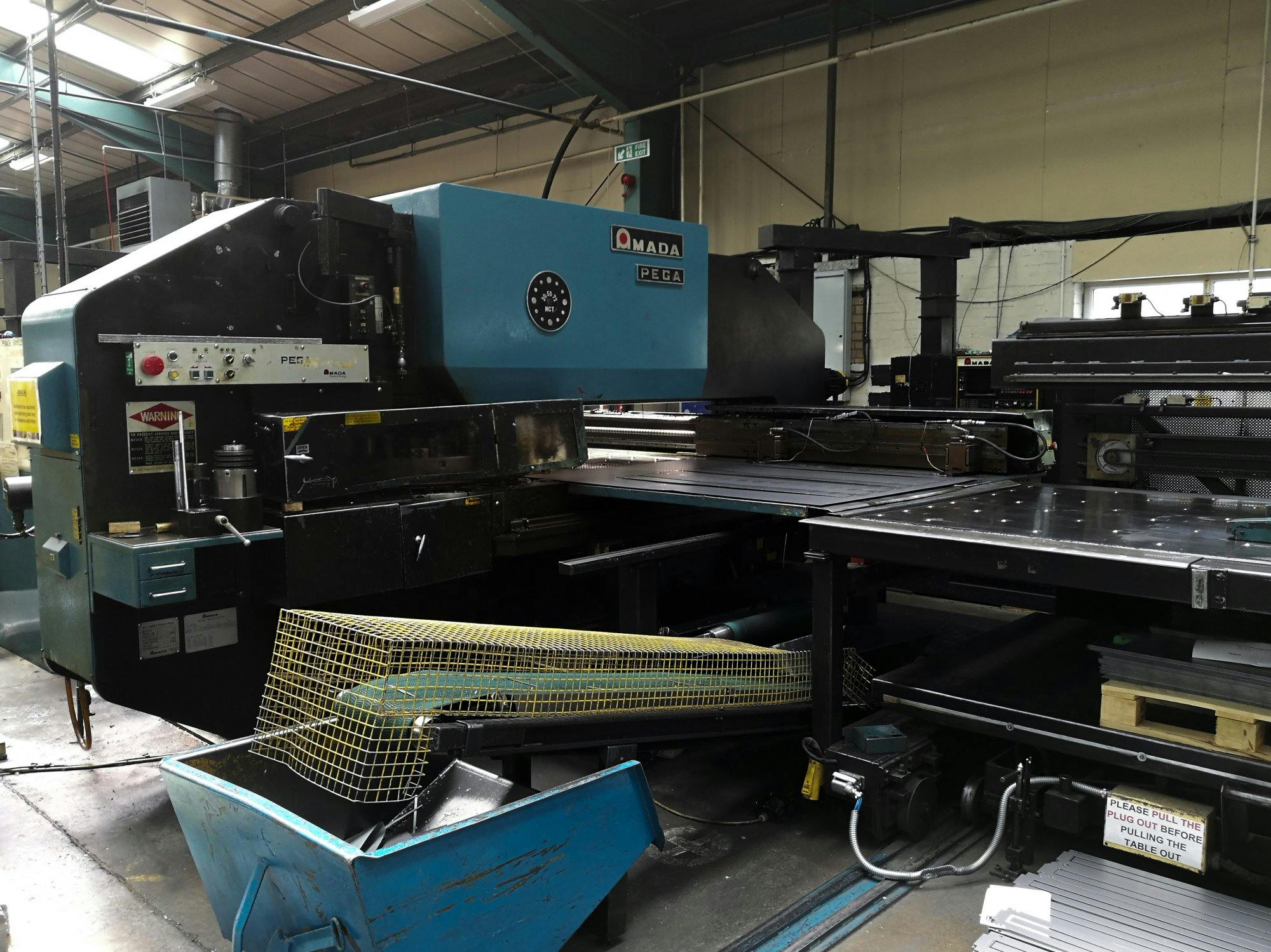 Links zicht  van AMADA PEGA 357 machine