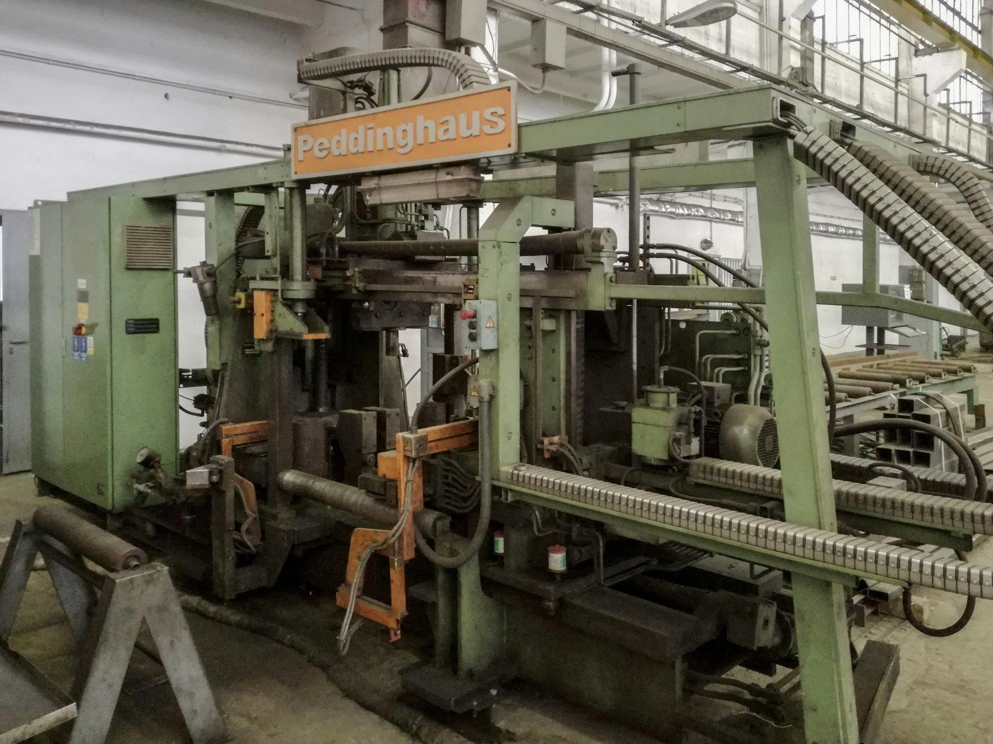 Links zicht  van Peddinghaus TDK 1000/3 machine