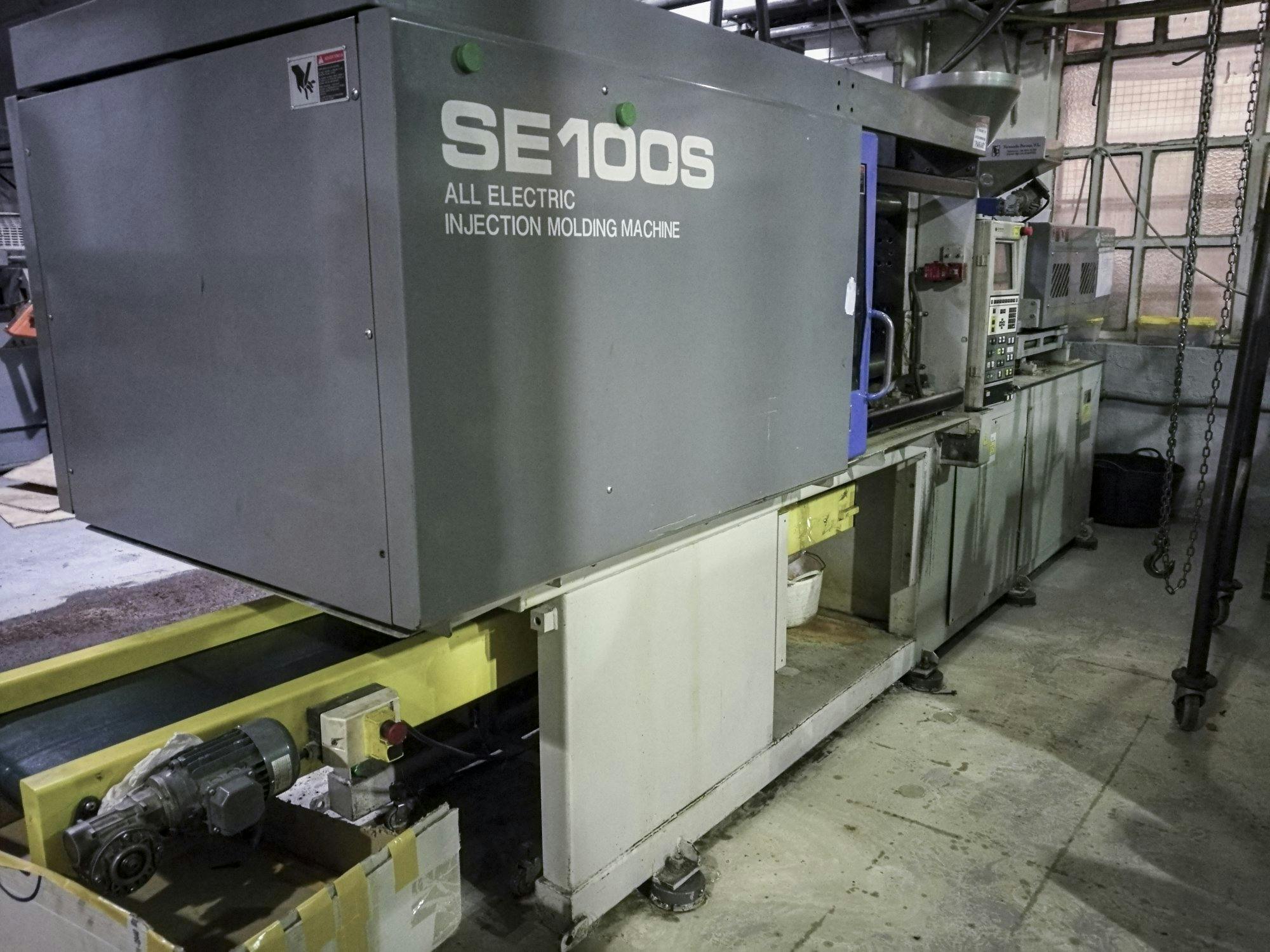 Links zicht  van Sumitomo SE100S machine