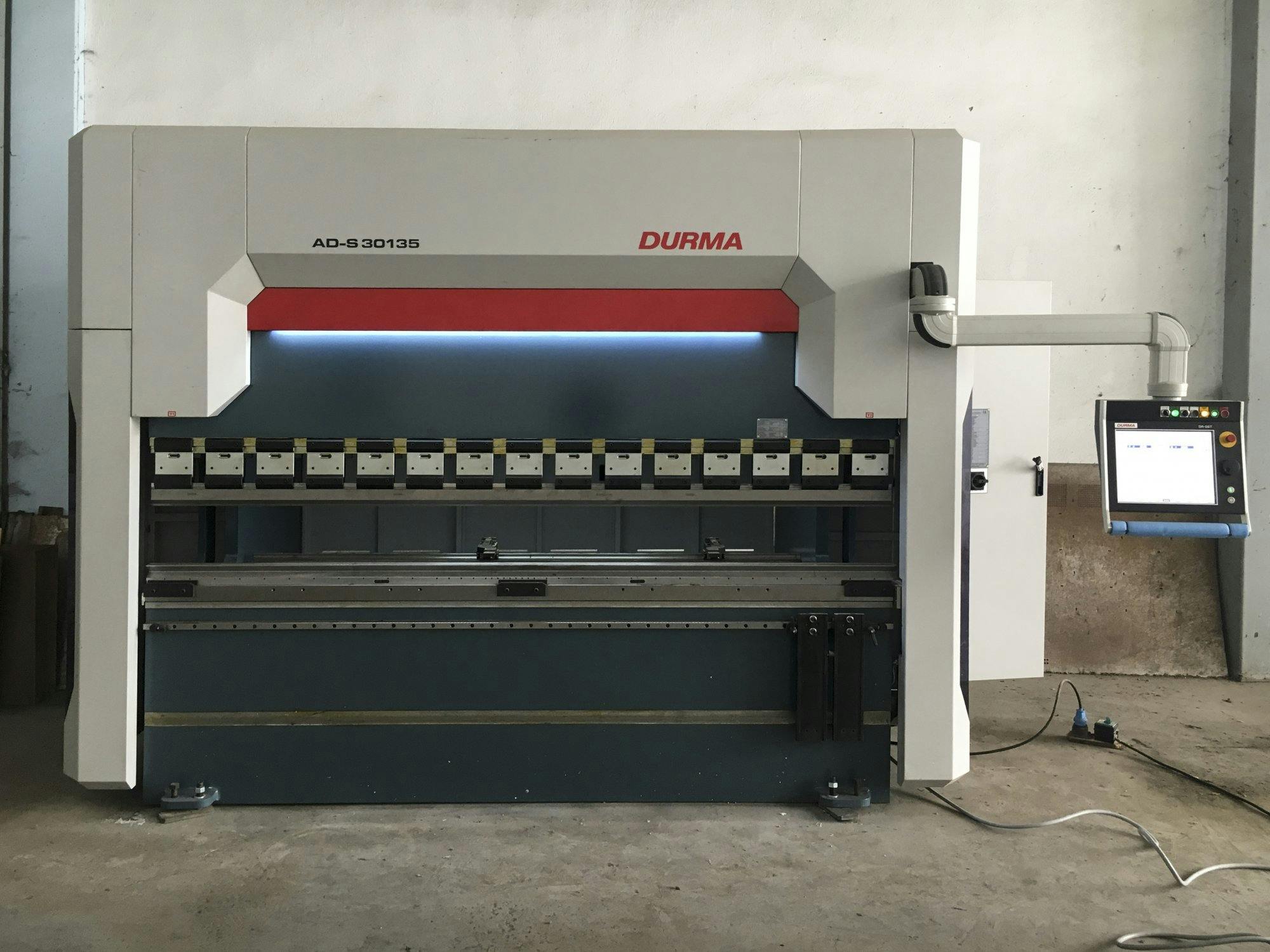 Vooraanzicht  van Durma AD-S 30135 machine