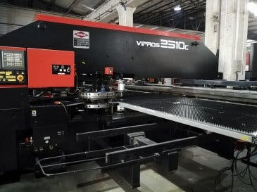 Achteruitzicht  van AMADA Vipros 2510C machine