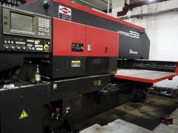 Links zicht  1 van AMADA Vipros 255 machine