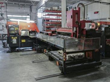 Links zicht  1 van AMADA ARIES 245 machine