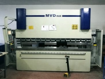 Vooraanzicht  van MVD Inan CNC 30/120 machine