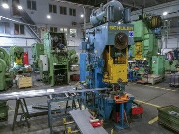 Links zicht  van SCHULER PEr 200/420 machine