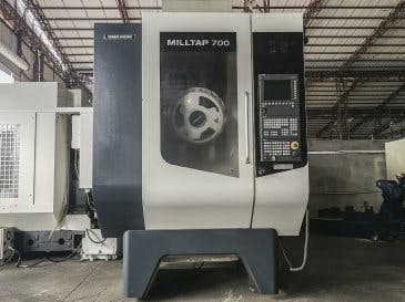 Vooraanzicht  van DMG MORI MillTap 700 machine