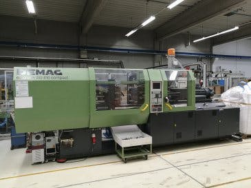 Links zicht  van DEMAG Ergotech 200-610 NC machine