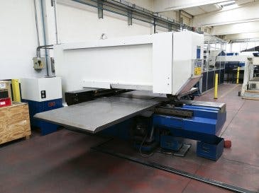 Links zicht  van Trumpf Trumatic 240 machine