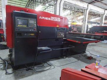 Links zicht  van AMADA ARIES 255 machine