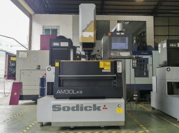 Vooraanzicht  van Sodick AM30LXS machine